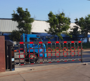 英龍智能空降道閘 雙重守護通行無憂 